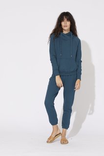 Carly Foulkes feet photo thumbnail