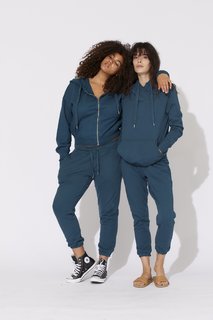 Carly Foulkes feet photo thumbnail