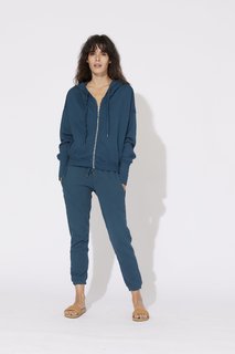 Carly Foulkes feet photo thumbnail