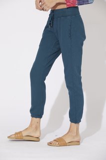 Carly Foulkes feet photo thumbnail