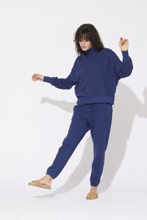 Carly Foulkes feet photo thumbnail