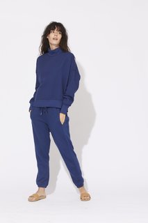 Carly Foulkes feet photo thumbnail