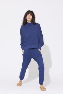 Carly Foulkes feet photo thumbnail