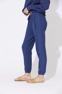 Carly Foulkes feet photo thumbnail