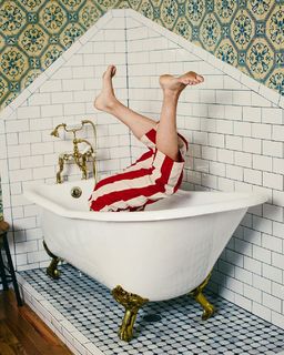 Carly Foulkes feet photo thumbnail