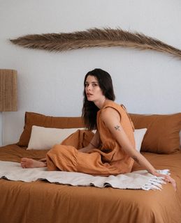 Carly Foulkes feet photo thumbnail