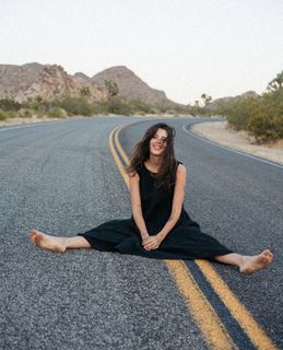 Carly Foulkes feet photo thumbnail