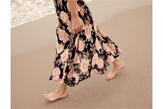 Carly Foulkes feet photo thumbnail