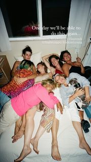 Carly Foulkes feet photo thumbnail