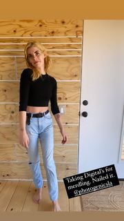 Carly Foulkes feet photo thumbnail