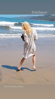 Carly Foulkes feet photo thumbnail