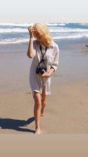 Carly Foulkes feet photo thumbnail