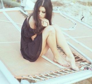 Carly Foulkes feet photo thumbnail