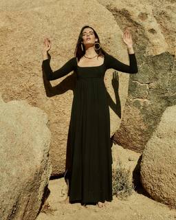 Carly Foulkes feet photo thumbnail