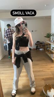 Carly Incontro feet photo thumbnail