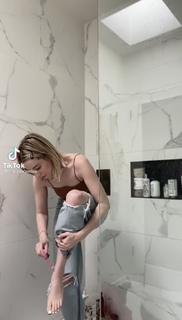 Carly Incontro feet photo thumbnail