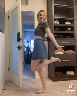 Carly Incontro feet photo thumbnail