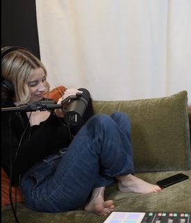 Carly Incontro feet photo thumbnail