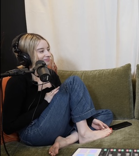Carly Incontro feet photo thumbnail