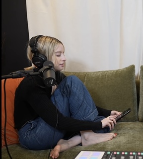 Carly Incontro feet photo thumbnail