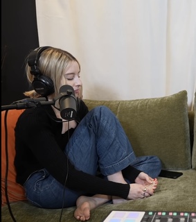 Carly Incontro feet photo thumbnail