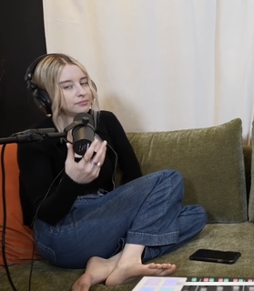 Carly Incontro feet photo thumbnail