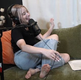 Carly Incontro feet photo thumbnail