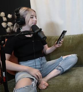 Carly Incontro feet photo thumbnail