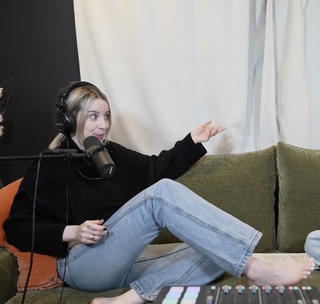 Carly Incontro feet photo thumbnail