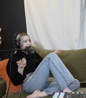 Carly Incontro feet photo thumbnail
