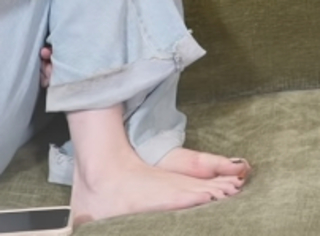 Carly Incontro feet photo thumbnail