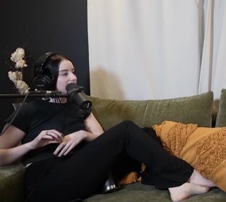 Carly Incontro feet photo thumbnail