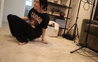Carly Incontro feet photo thumbnail