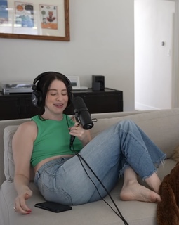 Carly Incontro feet photo thumbnail