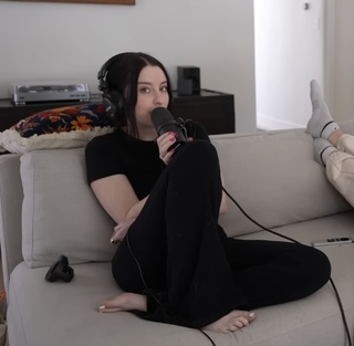 Carly Incontro feet photo thumbnail