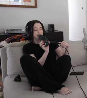 Carly Incontro feet photo thumbnail