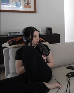 Carly Incontro feet photo thumbnail