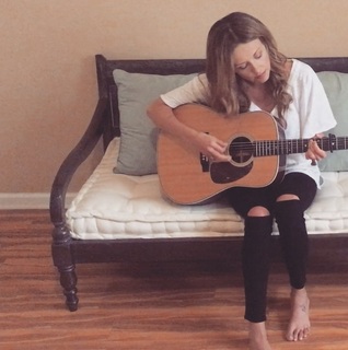 Carly Pearce feet photo 4