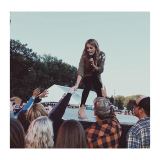 Carly Pearce feet photo 1