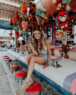 Carly Pearce feet photo 13
