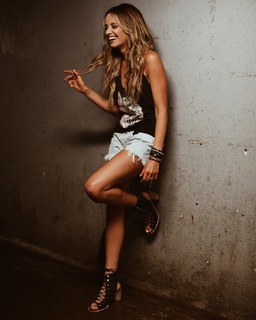 Carly Pearce feet photo 10