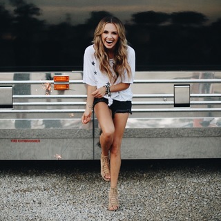 Carly Pearce feet photo 9
