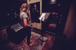 Carly Pearce feet photo 8