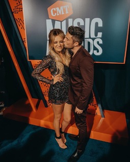 Carly Pearce feet photo 4