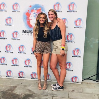 Carly Pearce feet photo 1