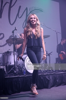 Carly Pearce feet photo 17