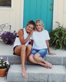 Carly Pearce feet photo 16