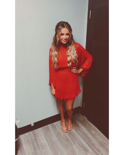 Carly Pearce feet photo 11