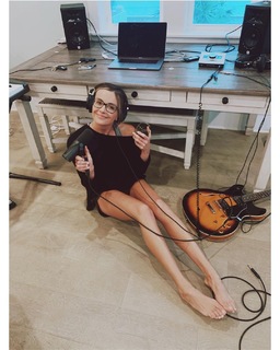 Carly Pearce feet photo 9