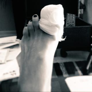Carly Pope feet photo 17